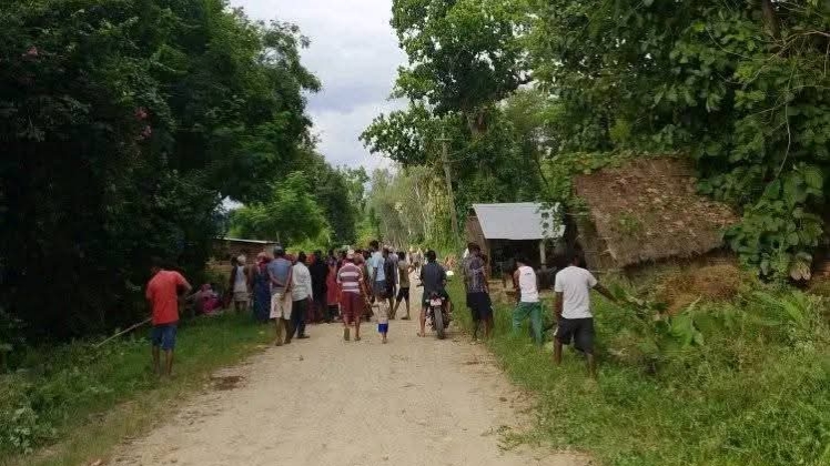 राजपुर -२ को एक टोलका स्थानीयहरू सडक सरसफाई कार्यक्रममा सहभागी: